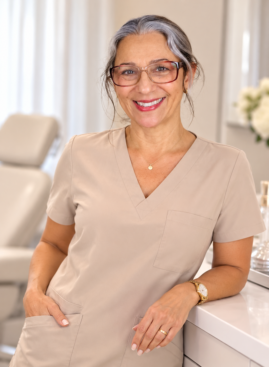 Patrícia Paiva sentada no consultório odontológico
